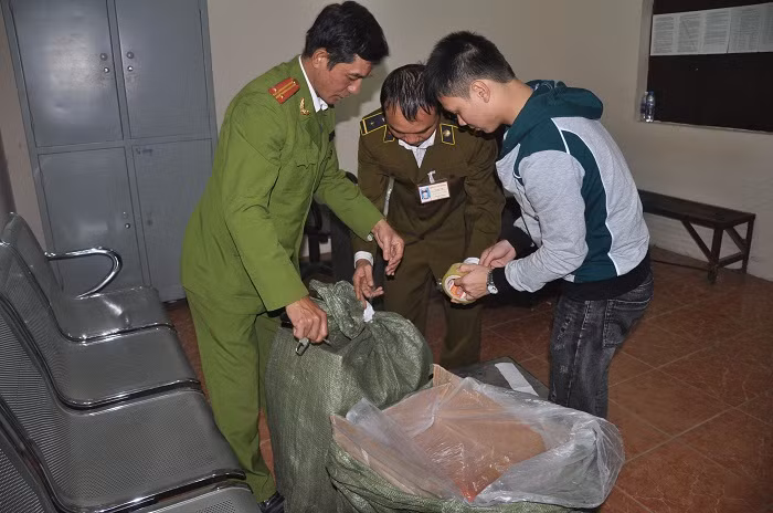 Tổ công tác liên ngành đang kiểm tra 2 bao tải chứa pháo có nguồn gốc từ Trung Quốc. Tổ công tác liên ngành đang kiểm tra 2 bao tải chứa pháo có nguồn gốc từ Trung Quốc.