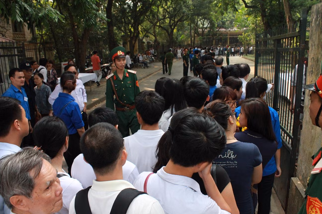 Dòng người đang tiến vào viếng Đại tướng Võ Nguyên Giáp