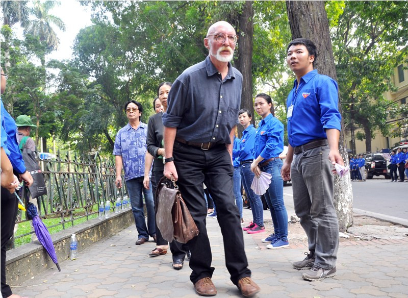 Ông Rudiger Dinsel, cựu chiến binh Đức, 58 tuổi người đức dù đang mắc bệnh nặng nhưng vẫn muốn được xếp hàng như những người dân khác để vào viếng Đại tướng.