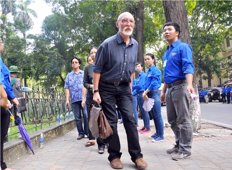 Ông Rudiger Dinsel, cựu chiến binh Đức, 58 tuổi người đức dù đang mắc bệnh nặng nhưng vẫn muốn được xếp hàng như những người dân khác để vào viếng Đại tướng.