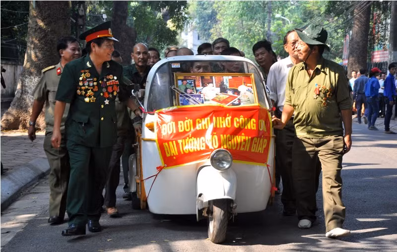 Đoàn cựu chiến binh ATK (Bảo vệ an toàn khu Việt Bắc)… tiến về nhà tang lễ để làm Lễ viếng Đại tướng.