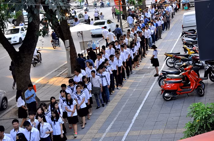 Tập thể học sinh trường THPT Lương Thế Vinh và các thầy cô trong trường cũng đến kính viếng Đại tướng trong chiều hôm qua (7/10). Tập thể học sinh trường THPT Lương Thế Vinh và các thầy cô trong trường cũng đến kính viếng Đại tướng trong chiều hôm qua (7/10).