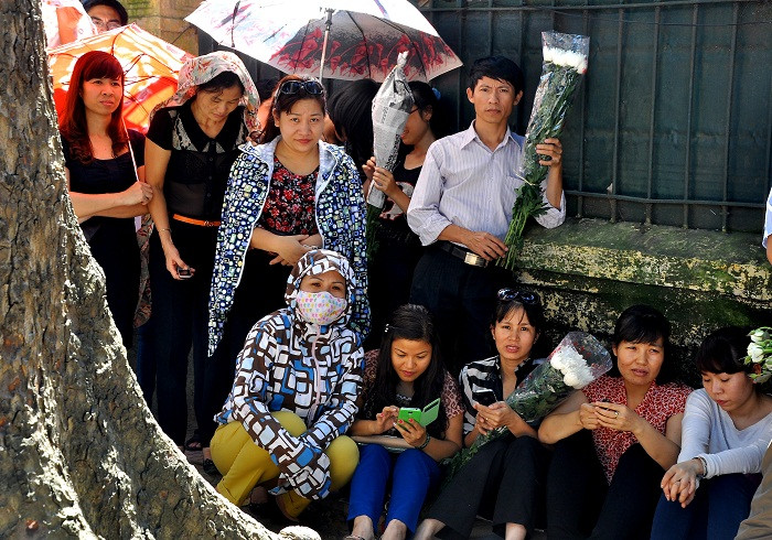Phải đợi hai tiếng đồng hồ, nhưng nhiều người vẫn vững lòng chờ đợi mà không bỏ hàng.