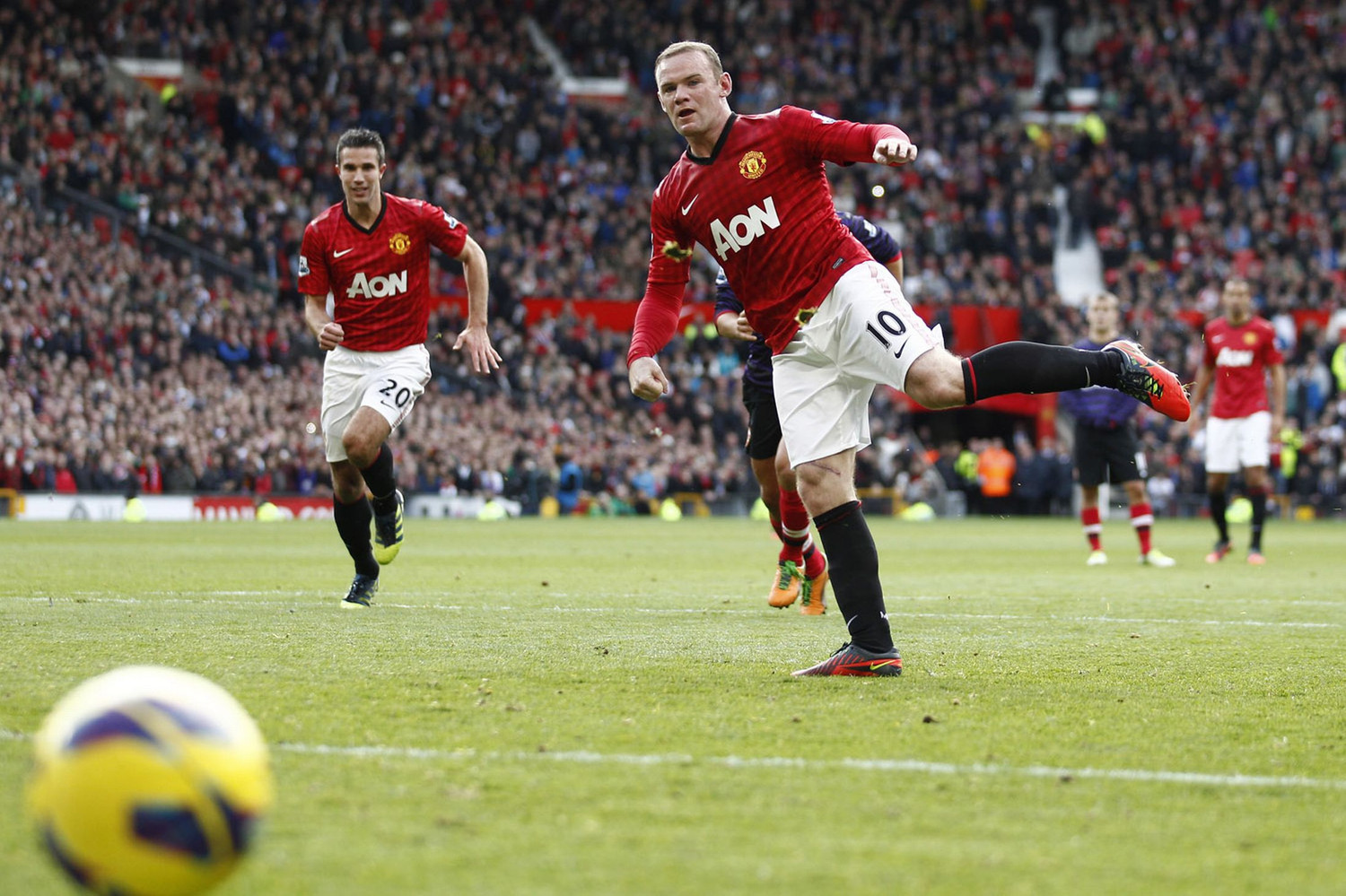 Cú sút của Rooney đưa bóng đi ra ngoài khung thành... Cú sút của Rooney đưa bóng đi ra ngoài khung thành...