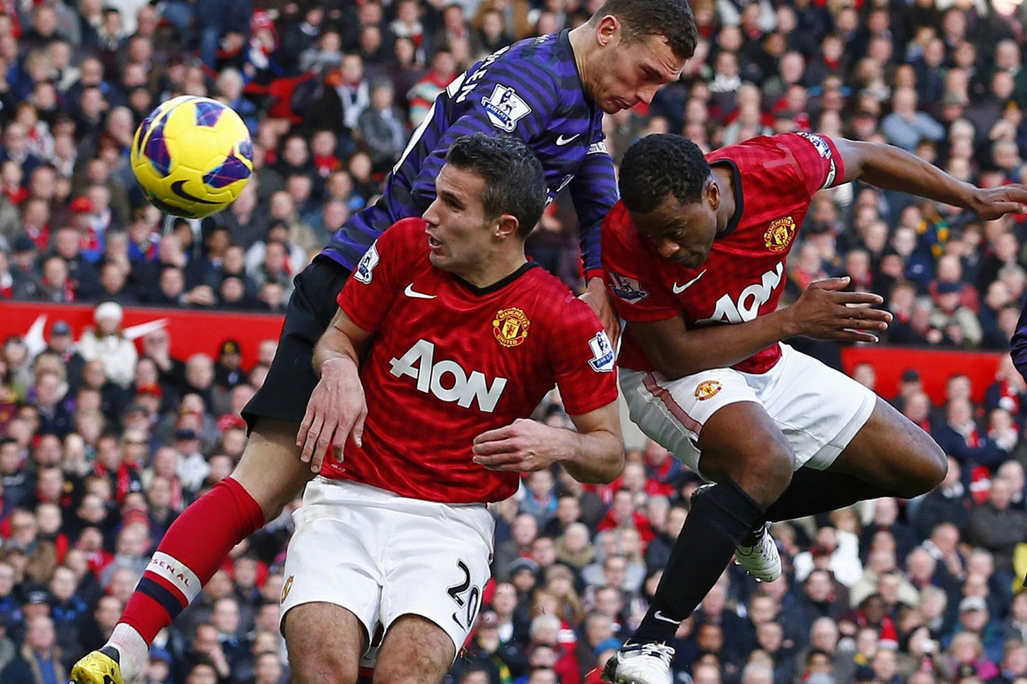 Đến phút 66, Rooney có đường chuyền chuẩn xác vào vòng cấm, hậu vệ Evra đánh đầu nâng tỉ số lên 2-0 cho Quỷ đỏ... Đến phút 66, Rooney có đường chuyền chuẩn xác vào vòng cấm, hậu vệ Evra đánh đầu nâng tỉ số lên 2-0 cho Quỷ đỏ...