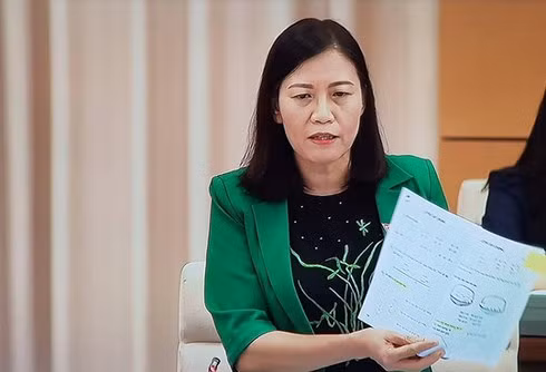 Bà Lê Thị Nga dẫn chứng phần bài tập trong sách Toán lớp 1 khiến sách khó dùng lại vào năm sau. (Ảnh: vov.vn)