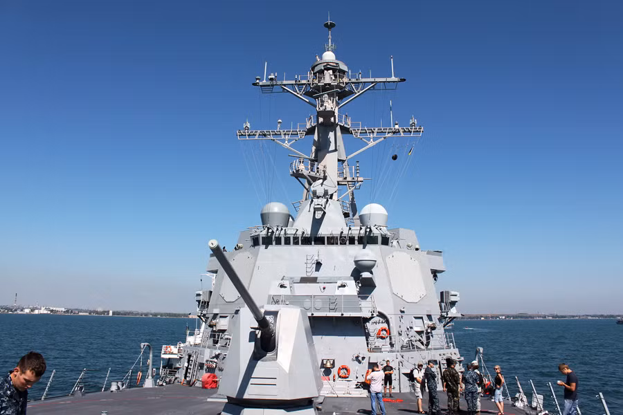 Vũ khí chính trên tàu gồm: 64 cell VLS (hệ thống phóng thẳng đứng) Mk 41, 96 × RIM-66 SM-2 , BGM-109 Tomahawk hay RUM-139 VL-Asroc.