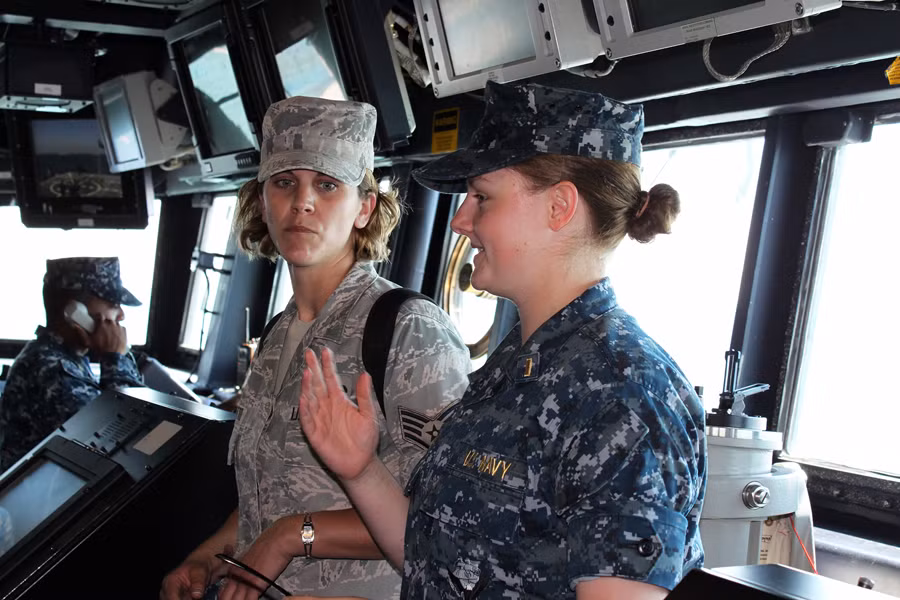 Các hướng dẫn viên trên tàu khu trục USS Jason Dunham.