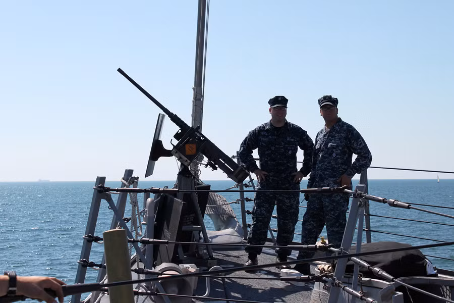 Hai thủy thủ tàu USS Jason Dunham bên một súng máy 50 mm.