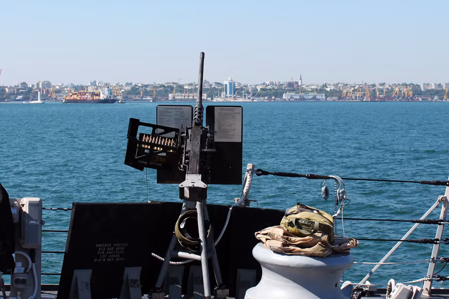 Hệ thống súng máy 50 mm của Khu trục hạm USS Jason Dunham.