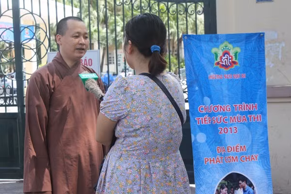 Sư thầy chùa Hưng khánh phát biểu cảm nghĩ về chương trình Tiếp sức mùa thi 2013 của TH True Milk.
