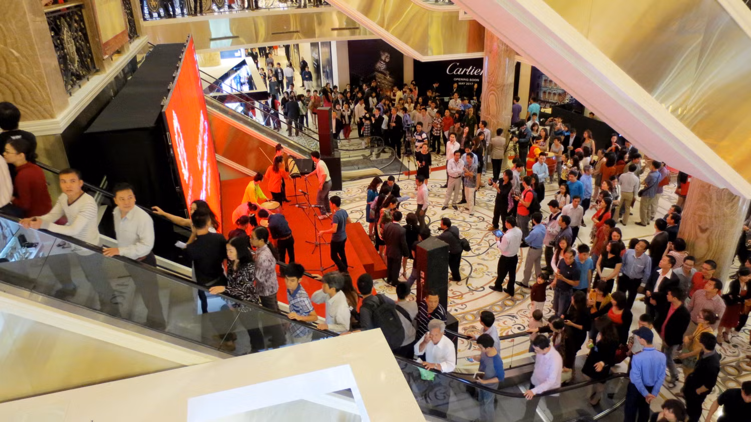 Tràng Tiền Plaza "lột xác" qua sự