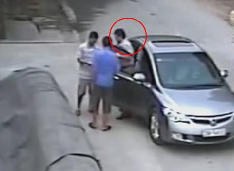 Ông Tây ăn mặc lịch sự, đi xe hơi xịn nhưng thực chất lại là một kẻ lừa đảo chuyên nghiệp: Ảnh: Dương Hoàng