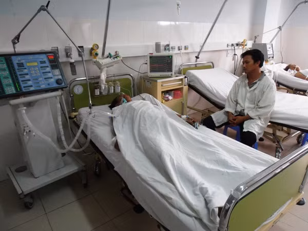 Anh T đang điều trị tại bệnh viện tỉnh Khánh Hòa trong tình trạng nguy kịch. Anh T đang điều trị tại bệnh viện tỉnh Khánh Hòa trong tình trạng nguy kịch.