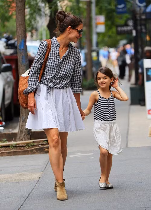 Katie Holmes muốn một mình nuôi Suri ảnh 1