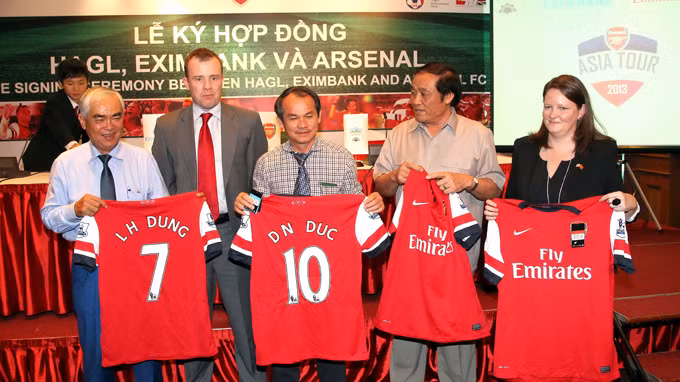 Ông Lê Hùng Dũng và bầu Đức là hai người có tác động quan trọng nhất đưa Arsenal sang Việt Nam. Ảnh: Quang Minh/Tuổi trẻ Ông Lê Hùng Dũng và bầu Đức là hai người có tác động quan trọng nhất đưa Arsenal sang Việt Nam. Ảnh: Quang Minh/Tuổi trẻ