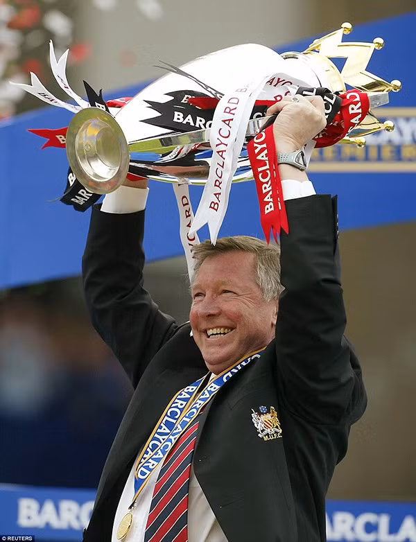 Không giống những lần trước, Manchester United nâng cúp ở Merseyside.