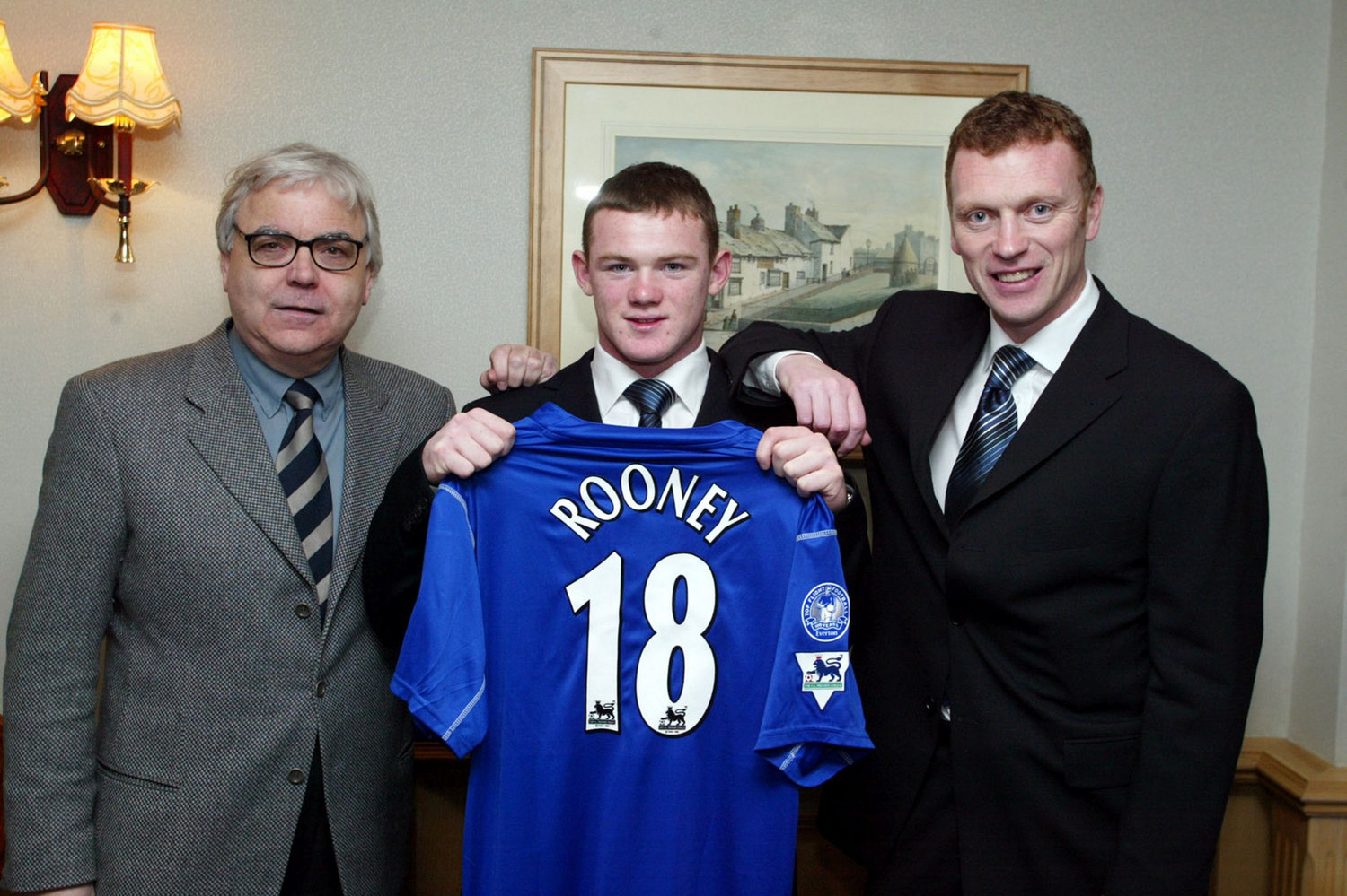 Wayne Rooney chính thức ký kết hợp đồng chuyên nghiệp với Everton, bên cạnh là David Moyes và chủ tịch Bill Kenwright (2003) Wayne Rooney chính thức ký kết hợp đồng chuyên nghiệp với Everton, bên cạnh là David Moyes và chủ tịch Bill Kenwright (2003)