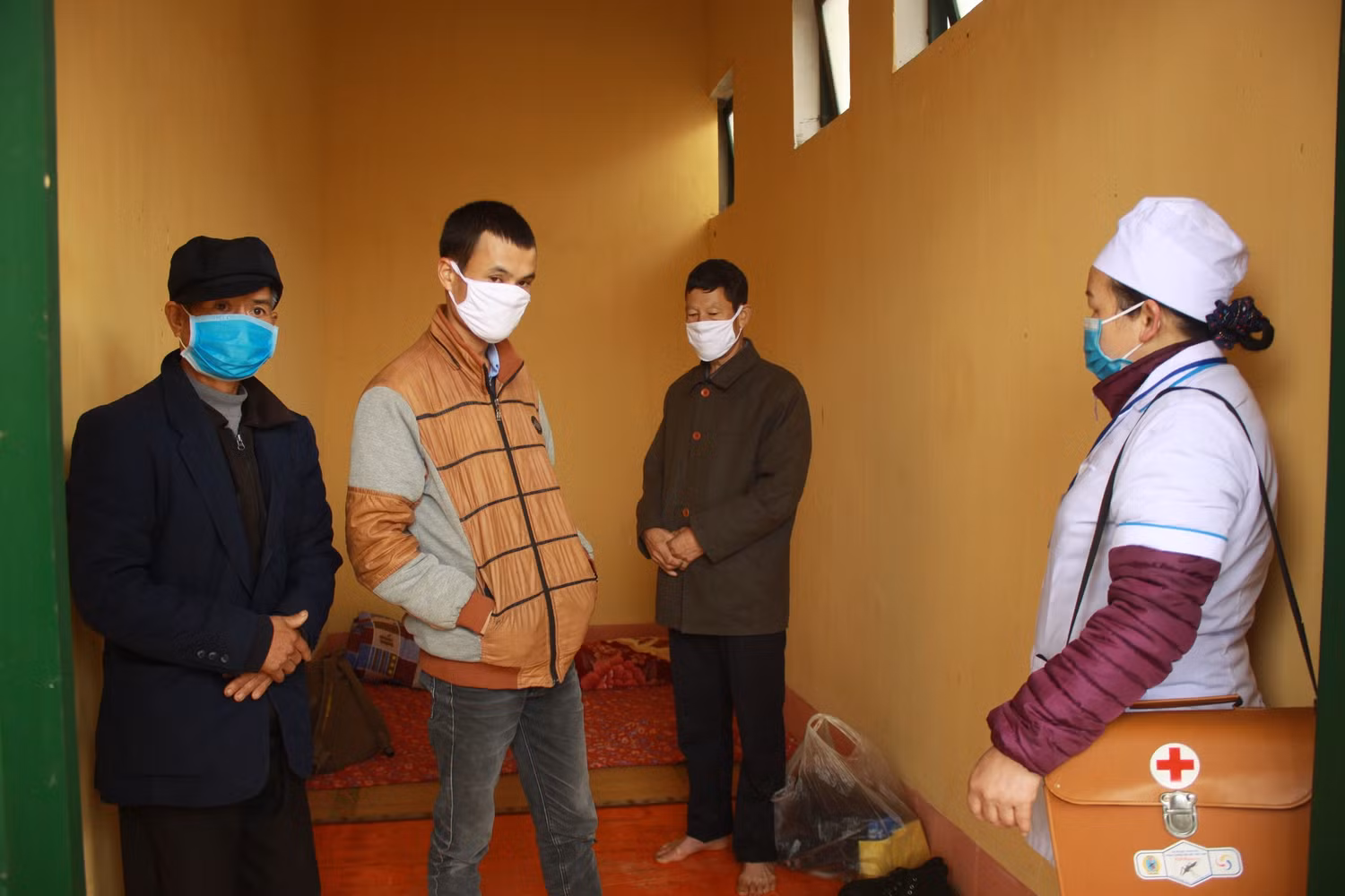 Những người đi lao động Trung Quốc được đón về trên địa bàn huyện Xín Mần được đưa vào trung tâm cách ly. Ảnh: NT Những người đi lao động Trung Quốc được đón về trên địa bàn huyện Xín Mần được đưa vào trung tâm cách ly. Ảnh: NT