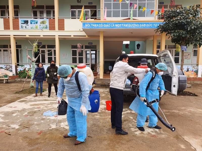 Các trường học ở Đồng Văn khử trùng toàn bộ khuôn viên của trường. Ảnh: PGD Đồng Văn.