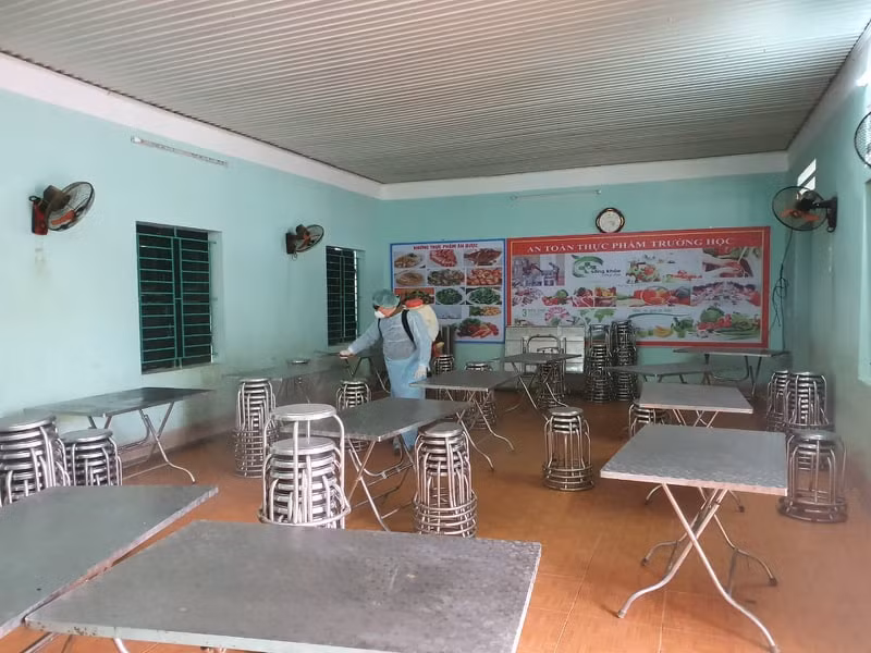 Khu vực nhà ăn của các trường trên địa bàn huyện Đồng Văn đều được phun thuốc khử trùng.