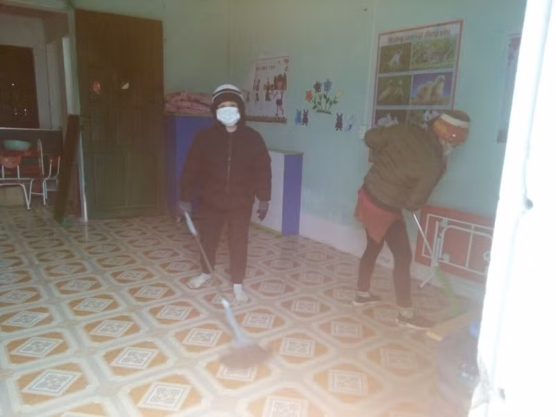 Trong thời gian học sinh nghỉ học, các giáo viên tham gia vệ sinh trường, lớp.