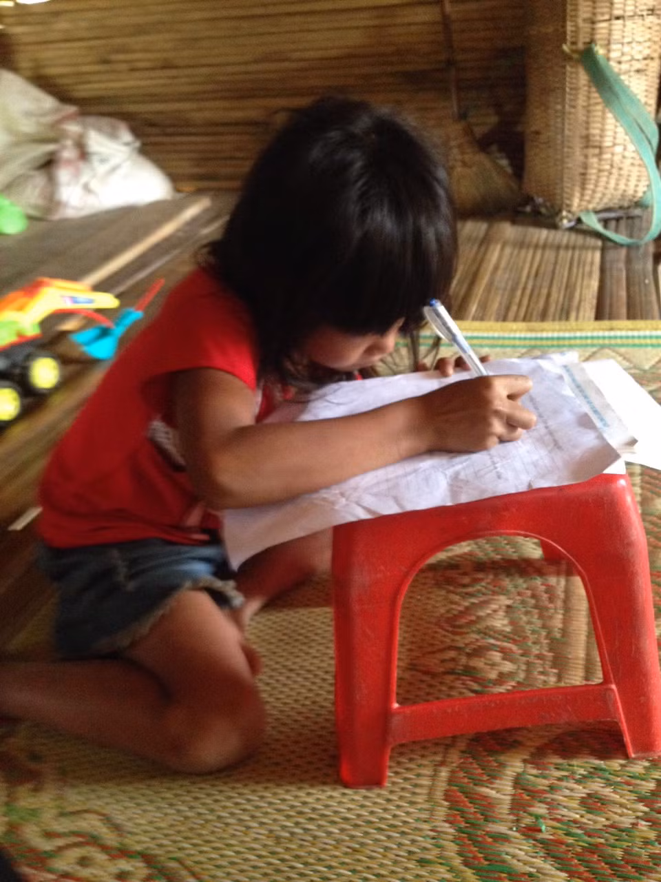 Bàn học là ghế tạm.