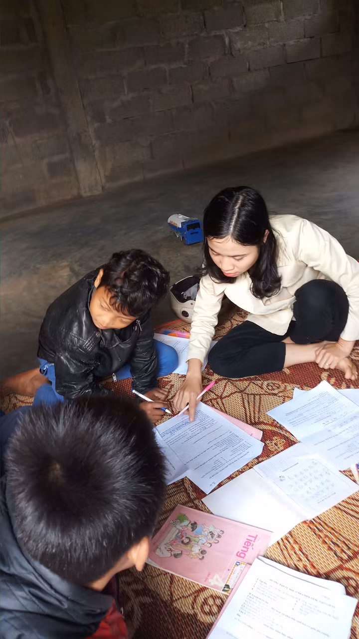 Việc giảng bài, hướng dẫn học tập được thực hiện ngay tại nhà các em. Hầu hết các em người Vân Kiều ở trường Tiểu học Húc không có góc học tập riêng. Việc học cũng không được phụ huynh quan tâm đúng mức. Tất cả phụ thuộc vào cô giáo ở trường.