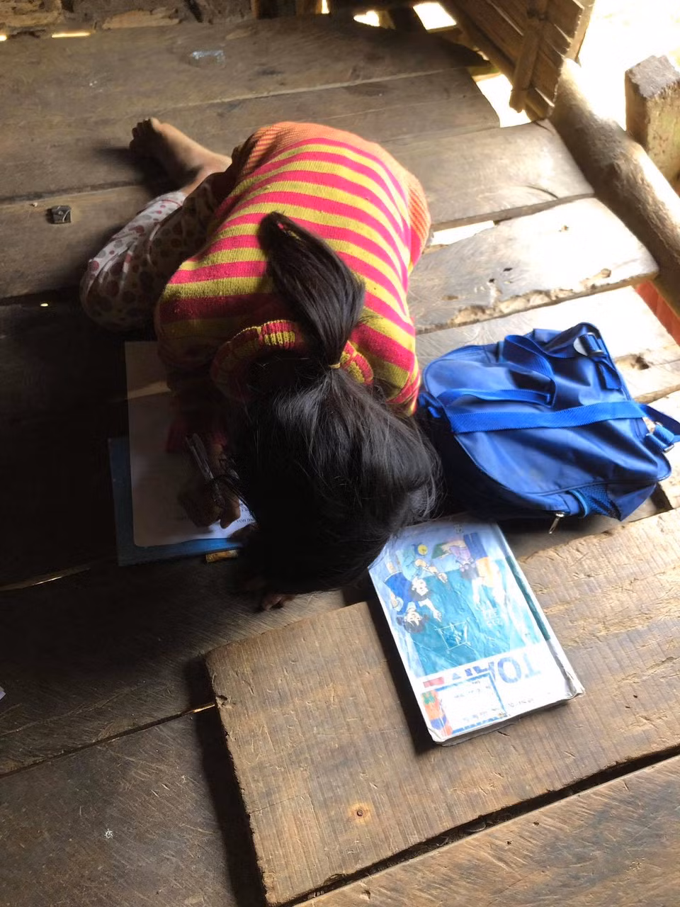 Bàn học là sàn nhà.