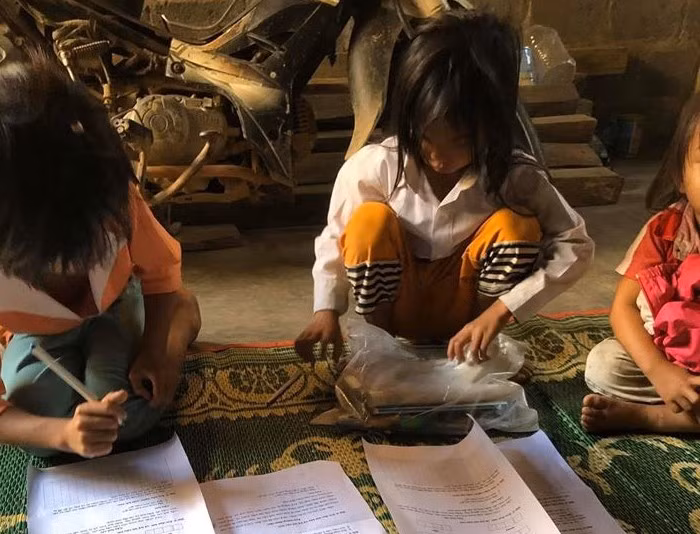 Không có bàn, dụng cụ học tập được gói trong gói nilon.