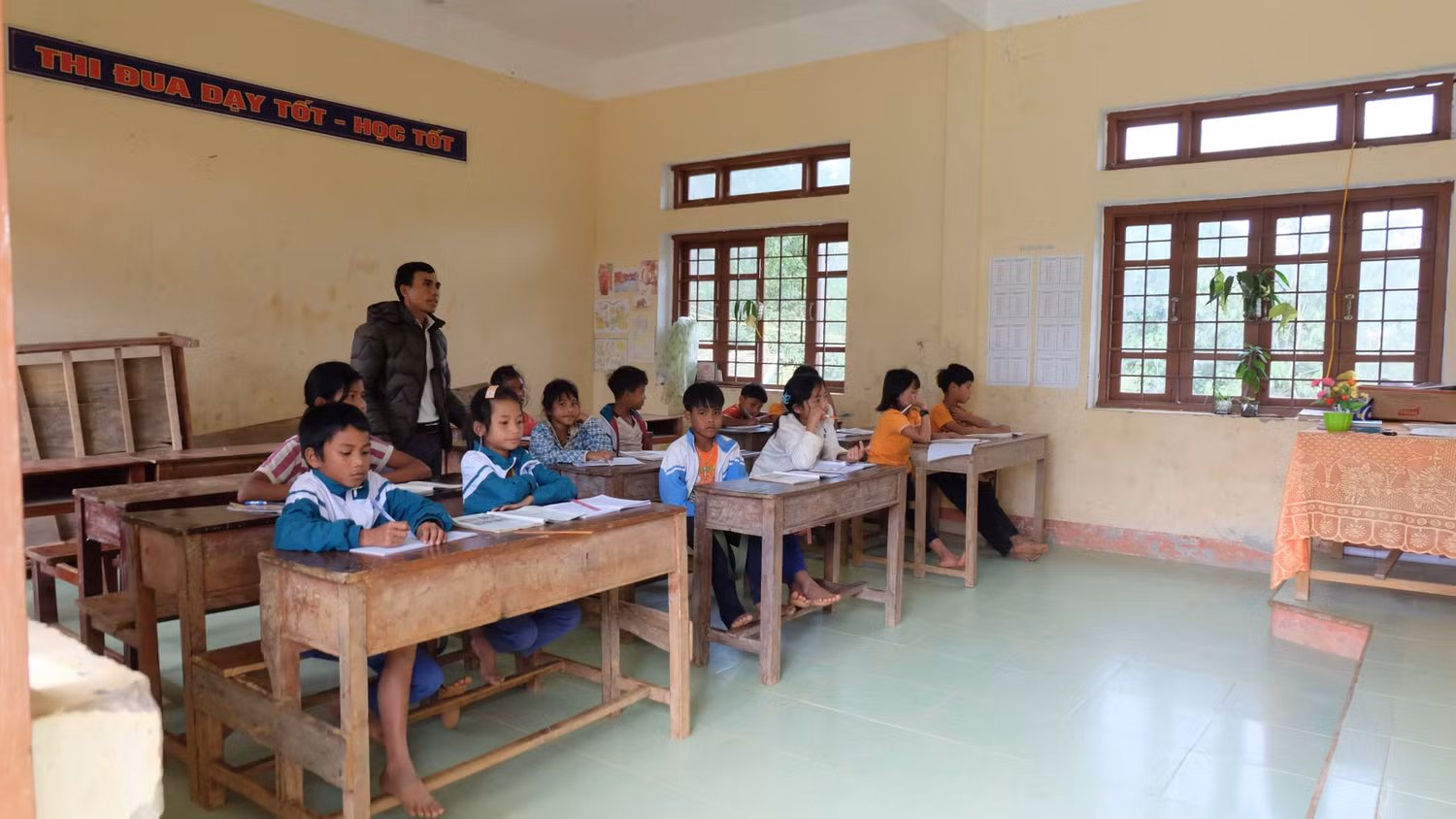 Thầy Phùng bảo, thầy sẽ tiếp tục lên lớp, tiếp tục đến với những điểm trường xa xôi của Trường Sơn, đến khi ngày bước chân mỏi mệt thì thôi. Ảnh: LC Thầy Phùng bảo, thầy sẽ tiếp tục lên lớp, tiếp tục đến với những điểm trường xa xôi của Trường Sơn, đến khi ngày bước chân mỏi mệt thì thôi. Ảnh: LC