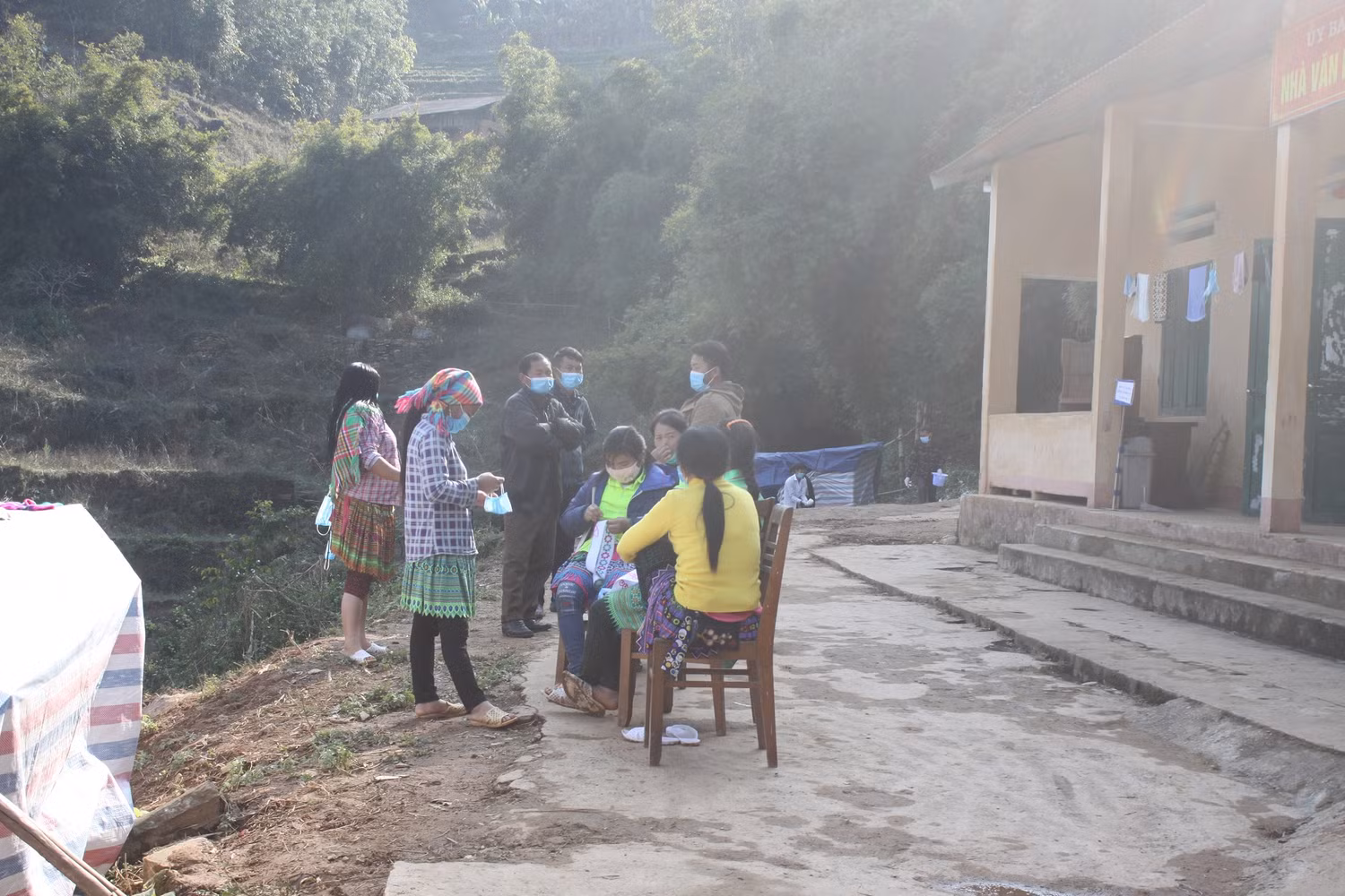 Nhiều phụ nữ đi lao động Trung Quốc được đón về và đưa vào các trung tâm cách ly. Ảnh: NT Nhiều phụ nữ đi lao động Trung Quốc được đón về và đưa vào các trung tâm cách ly. Ảnh: NT