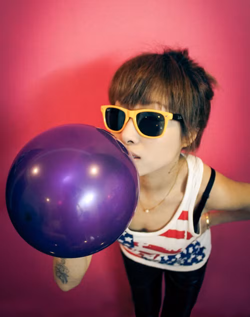 Nhiều người từng hỏi Giang popper rằng "Bạn gái cậu có ngoan không" cũng bởi vẻ "chất lừ" ấy của Bi. Nhưng Giang luôn tự hào trả lời rằng: "Bi là người biết điều". Bạn bè, thầy cô khi nói về Bi cũng giành nhiều lời ưu ái cho cô gái có tính cách cởi mở, hòa đồng, thân thiện này.