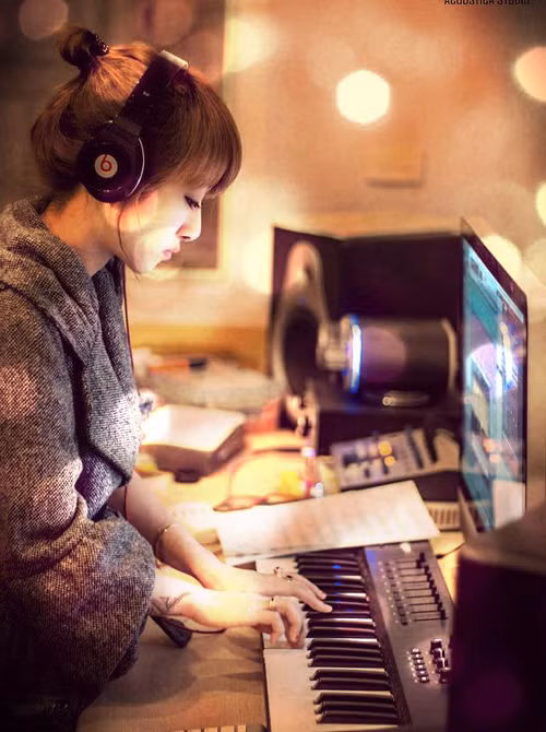 Bé Bi là một tay piano rất cừ, từng được tiệm cà phê nổi tiếng tại Hà Nội mời chơi nhạc. Thời là học sinh của Nhạc viện, Bi còn được học nhảy cóc.