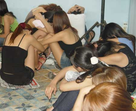 Chưa kể, nhiều cô gái bán dâm do bị bạo hành quá mức đã bị mắc bệnh thần kinh. Những rối loạn về tâm lý cũng đẩy nhiều cô gái đến mức suy sụp.