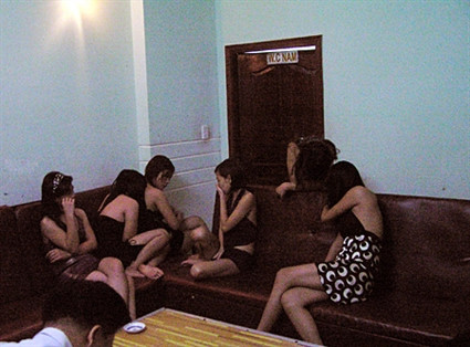 Như trường hợp của cô gái Lê Thị H( tháng 4/2009), cô chết ngay trên vỉa hè của đường Giải Phóng (Hà Nội). Đến khi chết, cô vẫn phải chịu cảnh cô đơn, không người thân bênh cạnh, mọi người xung quanh thương cô nhưng cũng không ai dám động đến vì ám ảnh về HIV/AIDS. Theo thông tin từ cơ quan điều tra, trước đây, H là một cô gái xinh đẹp. Nhưng từ khi thành con nghiện, H bán dâm rồi nhiễm phải căn bệnh thế kỷ.