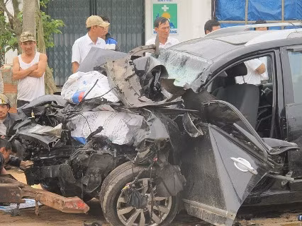 Sau cú đâm xe kinh hoàng 3 người tử vong tại chỗ, 4 người còn lại đều trong 1 gia đình cũng đang cấp cứu trong tình trạng nguy kịch Sau cú đâm xe kinh hoàng 3 người tử vong tại chỗ, 4 người còn lại đều trong 1 gia đình cũng đang cấp cứu trong tình trạng nguy kịch