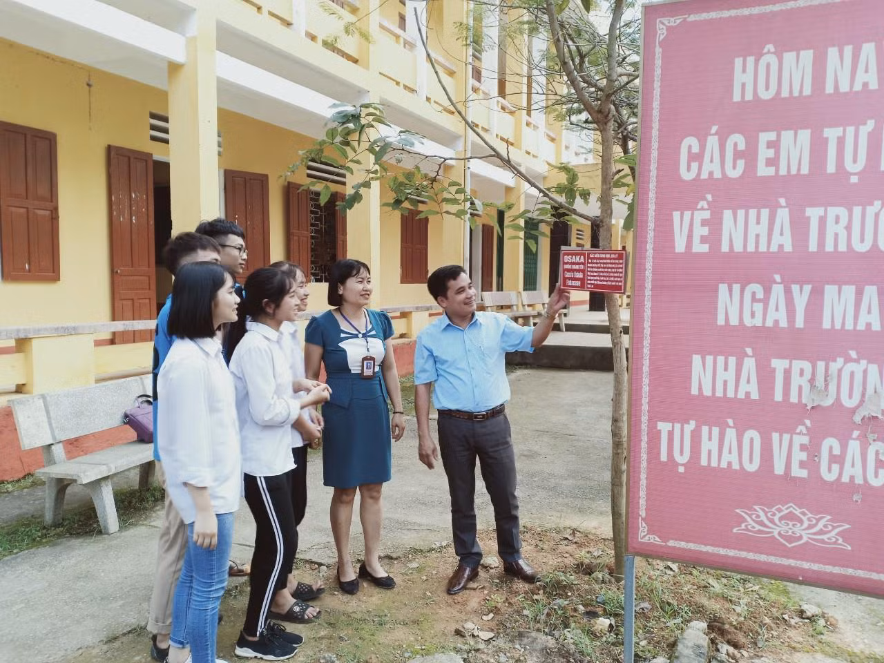 Thầy Nguyễn Tiến Trình – Hiệu trưởng trường Trung học phổ thông Quế Lâm (ngoài cùng bên phải). Ảnh: Nhà trường cung cấp.