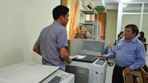 Thứ trưởng Bùi Văn Ga kiểm tra khu in sao đề của Sở Giáo dục và Đào tạo tỉnh Ninh Bình (Ảnh: Thùy Linh)