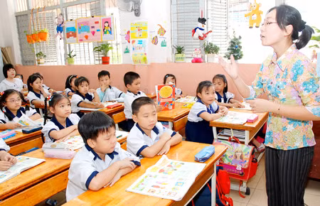 Muốn đổi mới thì phải bồi dưỡng, đào tạo lại đội ngũ giáo viên (Ảnh: Báo Chính phủ) Muốn đổi mới thì phải bồi dưỡng, đào tạo lại đội ngũ giáo viên (Ảnh: Báo Chính phủ)