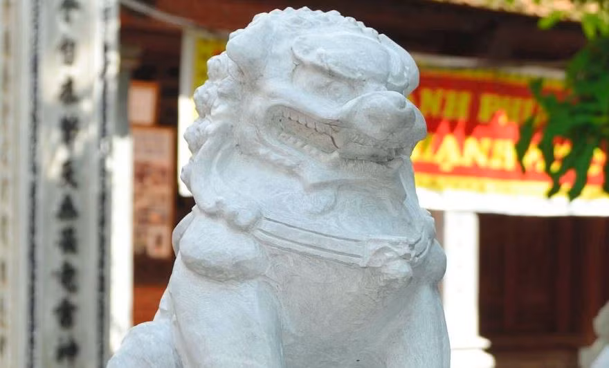 Những con sư tử đá kiểu dáng dữ tợn mang phong cách Trung Hoa "nhảy dù" vào di tích lịch sử văn hóa ở Việt Nam cần phải được loại bỏ. Những con sư tử đá kiểu dáng dữ tợn mang phong cách Trung Hoa "nhảy dù" vào di tích lịch sử văn hóa ở Việt Nam cần phải được loại bỏ.