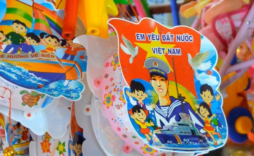 Đồ chơi Trung thu năm nay mang đậm màu sắc tình yêu Tổ quốc và bảo vệ chủ quyền biển đảo, hầu hết sản phẩm phục vụ cho trẻ em đều là hàng Việt Nam thay vì hàng Trung Quốc như những năm trước. Ảnh: Asahi. Đồ chơi Trung thu năm nay mang đậm màu sắc tình yêu Tổ quốc và bảo vệ chủ quyền biển đảo, hầu hết sản phẩm phục vụ cho trẻ em đều là hàng Việt Nam thay vì hàng Trung Quốc như những năm trước. Ảnh: Asahi.