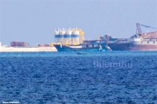 Hình ảnh Trung Quốc xây dựng trái phép, cải tạo đá Gạc Ma thành đảo đang được các tờ báo mạng Trung Quốc sử dụng. Hình ảnh Trung Quốc xây dựng trái phép, cải tạo đá Gạc Ma thành đảo đang được các tờ báo mạng Trung Quốc sử dụng.