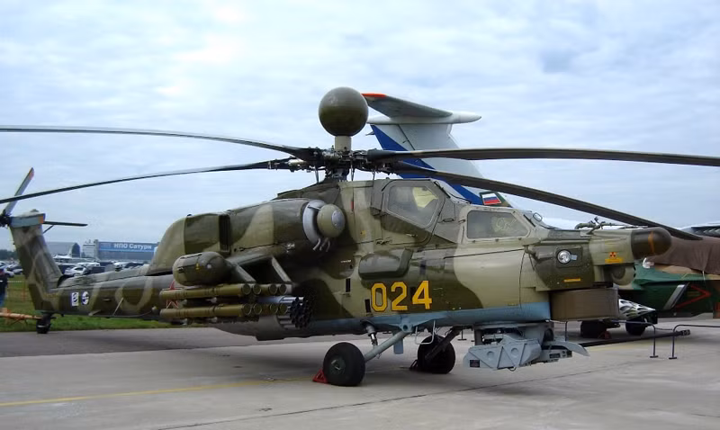 Vũ khí chủ yếu của MI-28N là 16 tên lửa siêu âm 9M120 Ataka-V dẫn bằng lệnh vô tuyến, có khả năng chống nhiễu cao với tầm bắn lên tới 8km. Tên lửa có thể phá hủy các loại vỏ giáp xe tăng, xe bọc thép, kể cả vỏ giáp phản ứng nổ với độ dày bọc thép lớn.