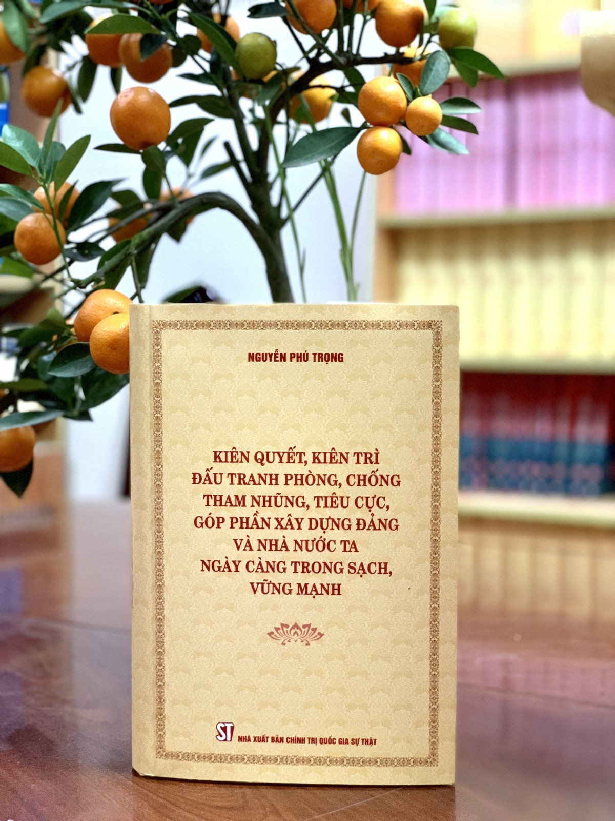 Cuốn sách của Tổng Bí thư Nguyễn Phú Trọng có nhan đề: “Kiên quyết, kiên trì đấu tranh phòng, chống tham nhũng, tiêu cực, góp phần xây dựng Đảng và Nhà nước ta ngày càng trong sạch, vững mạnh”.