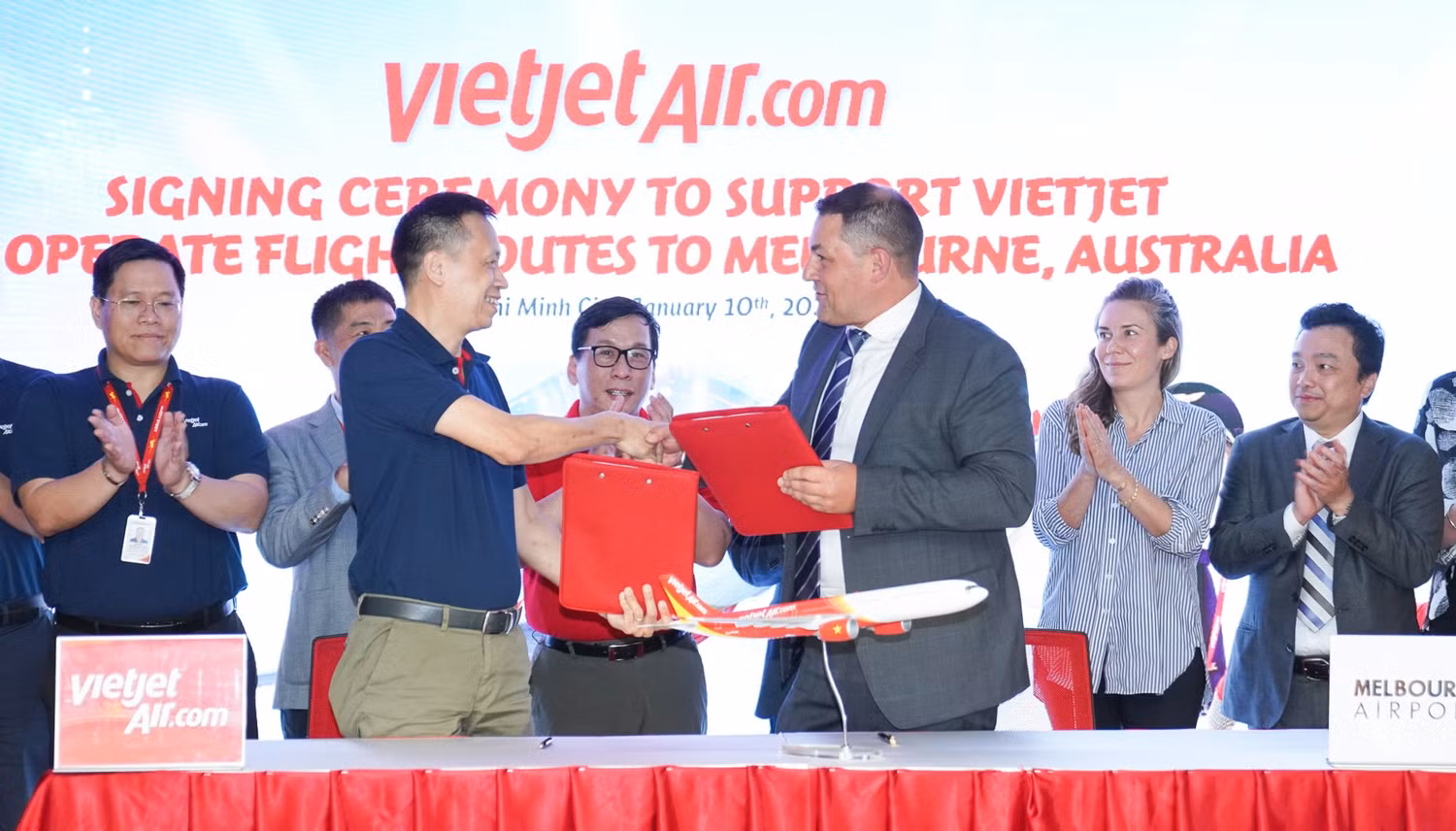 Phó Tổng Giám đốc Vietjet Nguyễn Thanh Sơn và Giám đốc Hàng không Sân bay Melbourne Jim Parashos ký kết hợp tác Phó Tổng Giám đốc Vietjet Nguyễn Thanh Sơn và Giám đốc Hàng không Sân bay Melbourne Jim Parashos ký kết hợp tác