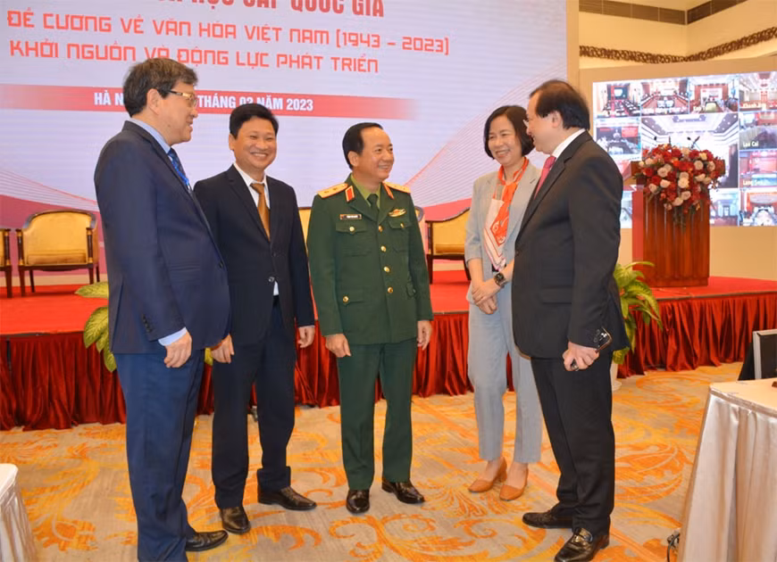 Các đại biểu bên lề Hội thảo. Các đại biểu bên lề Hội thảo.