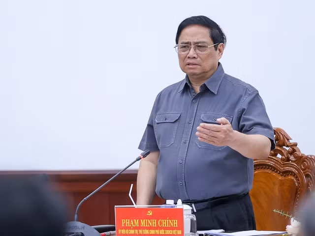 Thủ tướng Phạm Minh Chính nhấn mạnh tinh thần của cuộc làm việc là phải thẳng thắn, chân thành, tìm được "đầu ra" cho công việc, cho các khó khăn, vướng mắc - Ảnh: VGP/Nhật Bắc