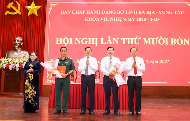 Lãnh đạo tỉnh Bà Rịa - Vũng Tàu chúc mừng Đại tá Lê Xuân Bình và đồng chí Hoàng Nguyên Dinh. Lãnh đạo tỉnh Bà Rịa - Vũng Tàu chúc mừng Đại tá Lê Xuân Bình và đồng chí Hoàng Nguyên Dinh.