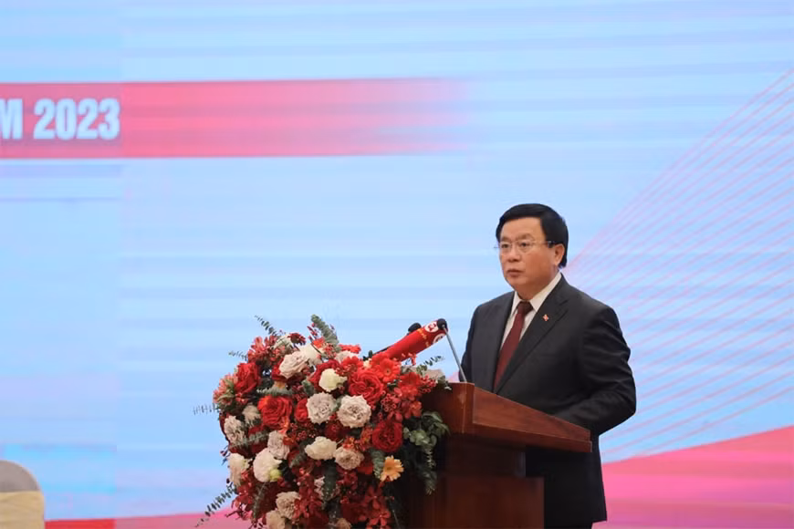 Đồng chí Nguyễn Xuân Thắng, Ủy viên Bộ Chính trị, Chủ tịch Hội đồng Lý luận Trung ương, Giám đốc Học viện Chính trị Quốc gia Hồ Chí Minh phát biểu. Đồng chí Nguyễn Xuân Thắng, Ủy viên Bộ Chính trị, Chủ tịch Hội đồng Lý luận Trung ương, Giám đốc Học viện Chính trị Quốc gia Hồ Chí Minh phát biểu.